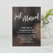 Gewoon gehuwd Rustic Wooden Barrel Reception Kaart (Staand voorkant)