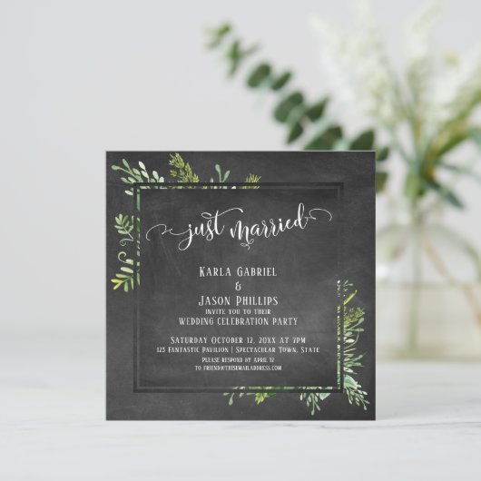 Gewoon gehuwd Script Greenery Bouquet op Chalkboar Kaart (Staand voorkant)