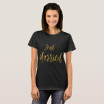 Gewoon gehuwd Shirt met goudkoorts Typografie<br><div class="desc">Gewoon gehuwd met Gold Foil Typografie T-Shirt voor een pasgetrouwde op haar huwelijksreis.</div>