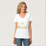 Gewoon gehuwd Shirt met goudkoorts Typografie<br><div class="desc">Gewoon gehuwd met Gold Foil Typografie T-Shirt voor een pasgetrouwde op haar huwelijksreis.</div>