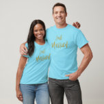 Gewoon gehuwd Shirt met goudkoorts Typografie<br><div class="desc">Just Married Gold Foil Typography Shirt voor een pasgetrouwde op zijn huwelijksreis.</div>