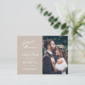 Gewoon gehuwde Beige Elegant Weddenfoto Aankondigingskaart (Staand voorkant)