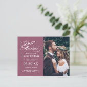 Gewoon gehuwde Cassis Elegant Wedding Foto Aankondigingskaart (Staand voorkant)