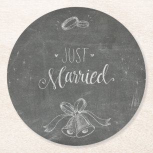 Gewoon gehuwde Chalkboard Wedding Rings en Bells Ronde Kartonnen Onderzetter