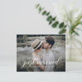 Gewoon gehuwde Cursieve Manuscript bekleding Witte Aankondigingskaart (Staand voorkant)