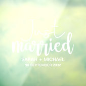 Gewoon gehuwde elegante witscript bruiloft raamsticker (Vel 3)