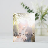 Gewoon gehuwde minimalistische aankondigingsfoto briefkaart (Staand voorkant)