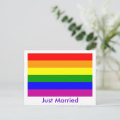 Gewoon gehuwde regenboogpride aankondigingskaart (Staand voorkant)