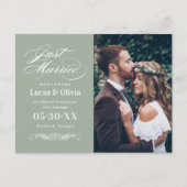 Gewoon gehuwde Sage Green Elegant Wedding Foto Aankondigingskaart (Voorkant)