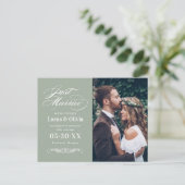 Gewoon gehuwde Sage Green Elegant Wedding Foto Aankondigingskaart (Staand voorkant)