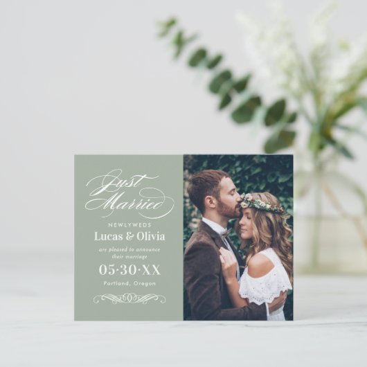 Gewoon gehuwde Sage Green Elegant Wedding Foto Aankondigingskaart (Staand voorkant)