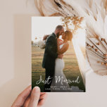 gewoon gehuwde simpele trouwaankondiging briefkaart<br><div class="desc">moderne,  stijlvolle kalligrafie,  elegant romantisch design met een persoonlijke foto Het afbeelding en de achterkleur en tekst van de bruid en groom kunnen worden aangepast.</div>