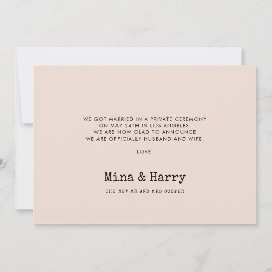 Gewoon gehuwde typemachine tantaarnbrutfotokaart aankondiging (Achterkant)