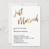 Gewoon gehuwde Typografie Gold Wedding Reception Kaart (Voorkant)