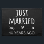 Gewoon getrouwd 10 jaar geleden placemat<br><div class="desc">Cute design, ideaal voor iedereen die 10 jaar getrouwd is en voor een huwelijkshernieuwing. Het maakt een geweldige matroos voor paren! 'Gewoon getrouwd 10 jaar geleden' citaat voor een paar dat 10 jaar geleden getrouwd was of een paar dat trouwberichten verlengde op hun trouwdag. Ben je een romantische echtgenoot of...</div>