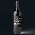 Gewoon getrouwd 15 jaar geleden wijn etiket<br><div class="desc">Cute design, ideaal voor iedereen die 15 jaar getrouwd is en voor een huwelijkshernieuwing. Het maakt een geweldige matroos voor paren! 'Gewoon getrouwd 15 jaar geleden' citaat voor een paar dat 15 jaar geleden getrouwd was of een paar dat trouwberichten verlengde op hun trouwdag. Ben je een romantische echtgenoot of...</div>