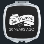 Gewoon getrouwd 20 jaar geleden V Handtas Spiegeltje<br><div class="desc">Cute design, ideaal voor iedereen die al 20 jaar getrouwd is en voor een huwelijkshernieuwing. Het maakt een geweldige matroos voor paren! 'Net getrouwd 20 jaar geleden' citaat voor een paar dat 20 jaar geleden getrouwd was of een paar dat trouwberichten verlengde op hun trouwdag. Ben je een romantische echtgenoot...</div>