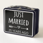 Gewoon getrouwd 25 jaar geleden<br><div class="desc">Cute design, ideaal voor iedereen die 25 jaar getrouwd is en voor een huwelijkshernieuwing. Het maakt een geweldige matroos voor paren! 'Net getrouwd 25 jaar geleden' citaat voor een paar dat 25 jaar geleden getrouwd was of een paar dat trouwt op hun zilveren verjaardag. Ben je een romantische echtgenoot of...</div>