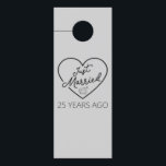 Gewoon getrouwd 25 jaar geleden III Deurhanger<br><div class="desc">Cute design, ideaal voor iedereen die 25 jaar getrouwd is en voor een huwelijkshernieuwing. Het maakt een geweldige matroos voor paren! 'Net getrouwd 25 jaar geleden' citaat voor een paar dat 25 jaar geleden getrouwd was of een paar dat trouwt op hun zilveren verjaardag. Ben je een romantische echtgenoot of...</div>