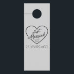 Gewoon getrouwd 25 jaar geleden III Deurhanger<br><div class="desc">Cute design, ideaal voor iedereen die 25 jaar getrouwd is en voor een huwelijkshernieuwing. Het maakt een geweldige matroos voor paren! 'Net getrouwd 25 jaar geleden' citaat voor een paar dat 25 jaar geleden getrouwd was of een paar dat trouwt op hun zilveren verjaardag. Ben je een romantische echtgenoot of...</div>
