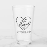 Gewoon getrouwd 25 jaar geleden III Glas<br><div class="desc">Cute design, ideaal voor iedereen die 25 jaar getrouwd is en voor een huwelijkshernieuwing. Het maakt een geweldige matroos voor paren! 'Net getrouwd 25 jaar geleden' citaat voor een paar dat 25 jaar geleden getrouwd was of een paar dat trouwt op hun zilveren verjaardag. Ben je een romantische echtgenoot of...</div>