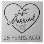 Gewoon getrouwd 25 jaar geleden III Tegeltje<br><div class="desc">Cute design, ideaal voor iedereen die 25 jaar getrouwd is en voor een huwelijkshernieuwing. Het maakt een geweldige matroos voor paren! 'Net getrouwd 25 jaar geleden' citaat voor een paar dat 25 jaar geleden getrouwd was of een paar dat trouwt op hun zilveren verjaardag. Ben je een romantische echtgenoot of...</div>