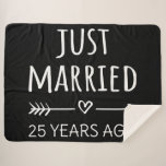 Gewoon getrouwd 25 jaar geleden sherpa deken<br><div class="desc">Cute design, ideaal voor iedereen die 25 jaar getrouwd is en voor een huwelijkshernieuwing. Het maakt een geweldige matroos voor paren! 'Net getrouwd 25 jaar geleden' citaat voor een paar dat 25 jaar geleden getrouwd was of een paar dat trouwt op hun zilveren verjaardag. Ben je een romantische echtgenoot of...</div>