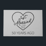 Gewoon getrouwd 50 jaar geleden III Deurmat<br><div class="desc">Schudontwerp, perfect voor iedereen die 50 jaar getrouwd is en voor een huwelijksvolksuitreiking. Het maakt een geweldige matroos voor paren! 'Net getrouwd 50 jaar geleden' citaat voor een paar dat 50 jaar geleden getrouwd was of een paar dat trouwt op hun gouden verjaardag. Ben je een romantische echtgenoot of vrouw?...</div>