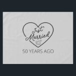 Gewoon getrouwd 50 jaar geleden III Tafelkleed<br><div class="desc">Schudontwerp, perfect voor iedereen die 50 jaar getrouwd is en voor een huwelijksvolksuitreiking. Het maakt een geweldige matroos voor paren! 'Net getrouwd 50 jaar geleden' citaat voor een paar dat 50 jaar geleden getrouwd was of een paar dat trouwt op hun gouden verjaardag. Ben je een romantische echtgenoot of vrouw?...</div>