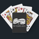 Gewoon getrouwd 50 jaar geleden V Pokerkaarten<br><div class="desc">Schudontwerp, perfect voor iedereen die 50 jaar getrouwd is en voor een huwelijksvolksuitreiking. Het maakt een geweldige matroos voor paren! 'Net getrouwd 50 jaar geleden' citaat voor een paar dat 50 jaar geleden getrouwd was of een paar dat trouwt op hun gouden verjaardag. Ben je een romantische echtgenoot of vrouw?...</div>