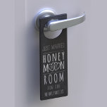 Gewoon getrouwd bord Honeymoon door Hanger<br><div class="desc">Gefeliciteerd met het gelukkige paar! Als je op huwelijksreis bent,  neem dan dit bord geïnspireerde persoonlijke hartendeurkruk met je mee om op je hotel/motel/cruisedeur te poppen zodat je niet verstoord wordt. Niet echt karton - het is een gedrukt effect - de tekst zal nooit wegwuiven!</div>