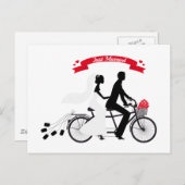 Gewoon getrouwd bruid en bruin op tandem fiets aankondigingskaart (Voorkant / Achterkant)