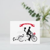 Gewoon getrouwd bruid en bruin op tandem fiets aankondigingskaart (Staand voorkant)