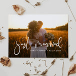 Gewoon getrouwd Elegant romantische trouwfoto Briefkaart<br><div class="desc">Heb je besloten te elope? Wil je aankondigen dat je net getrouwd bent? Deel het nieuws van je huwelijk met deze mooie trouwfotokaart,  volledig aanpasbare lettertypen en kleuren.</div>