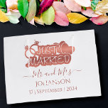Gewoon getrouwd met de heer en mevrouw Roos Gold b Groot Cadeauzakje<br><div class="desc">Verhoog uw cadeau-geven voor de pasgetrouwden met onze 'Just Married' Roos Gold Gift Bag! Personaliseer het met de nieuwe Mr en Mrs familienaam en trouwdatum voor een persoonlijk tintje. Deze tas is versierd met hartjes en een elegant rozen gouden verlovingen ringontwerp en is de perfecte manier om het gelukkige paar...</div>