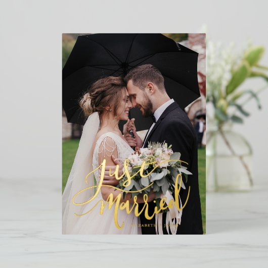 Gewoon getrouwd met hand geletterde bruiloft aanko folie uitnodiging (Staand Voorkant)