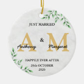 Gewoon getrouwd monogram Names Mr & Mrs. 2022 Keramisch Ornament (Voorkant)