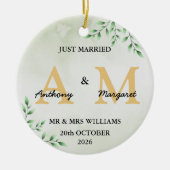 Gewoon getrouwd monogram Names Mr & Mrs. 2022 Keramisch Ornament (Voorkant)
