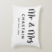 Gewoon getrouwd Mr. & Mrs. | Weddenschapsmonogram Accent Kussen (Achterkant (Verticaal))