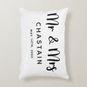 Gewoon getrouwd Mr. & Mrs. | Weddenschapsmonogram Accent Kussen (Voorkant(Verticaal))