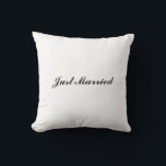 "Gewoon getrouwd" Pillow Kussen<br><div class="desc">"Gewoon getrouwd" Pillow is perfect voor de nieuwsleden. Hun namen en hun trouwdatum kunnen op de voor- of achterkant worden toegevoegd voor extra personalisatie.</div>