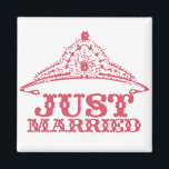 Gewoon getrouwd prinses Bride Tiara Weddings Magneet<br><div class="desc">De Gifts van de Partij van het huwelijk - om achtergrondkleur te veranderen klik aanpassen - klik uitgeven - selecteer laatste hulpmiddel op daling onderaan en kies om het even welke getoonde kleur of neem uw eigen RGB hexuitdraaidcode voor uw kleur van de douanebruiloft op - om doopvontkleur te veranderen...</div>