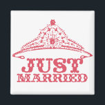 Gewoon getrouwd prinses Bride Tiara Weddings Magneet<br><div class="desc">De Gifts van de Partij van het huwelijk - om achtergrondkleur te veranderen klik aanpassen - klik uitgeven - selecteer laatste hulpmiddel op daling onderaan en kies om het even welke getoonde kleur of neem uw eigen RGB hexuitdraaidcode voor uw kleur van de douanebruiloft op - om doopvontkleur te veranderen...</div>