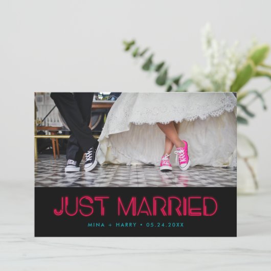 Gewoon getrouwd Retro 80s neonlantaarns bruiloft Aankondiging (Staand voorkant)