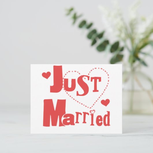 Gewoon getrouwd rood hart aankondigingskaart (Staand voorkant)