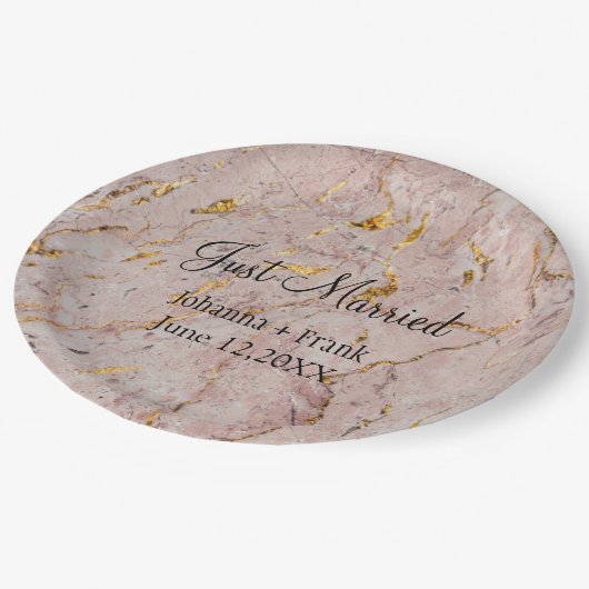 Gewoon getrouwd roze en goudmarmer papieren bordje (Gekanteld)