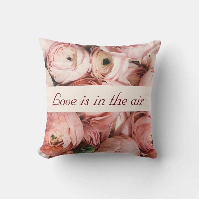 Gewoon getrouwd, roze rozen, liefde is in de lucht kussen (Voorkant)