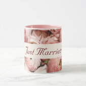 Gewoon getrouwd, roze rozen, liefde is in de lucht mok (Midden)