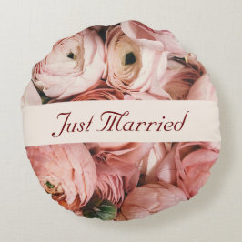 Gewoon getrouwd, roze rozen, liefde is in de lucht rond kussen