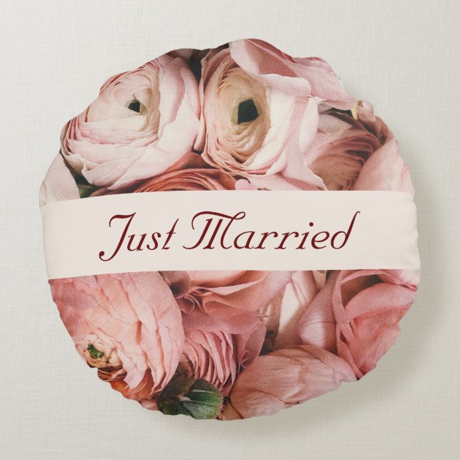 Gewoon getrouwd, roze rozen, liefde is in de lucht rond kussen (Achterkant)